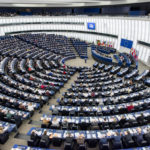 Parlamento europeo, Eurobarometro, sale la fiducia