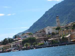 Incantevole Limone Sul Garda. Armonici riflessi sul lago