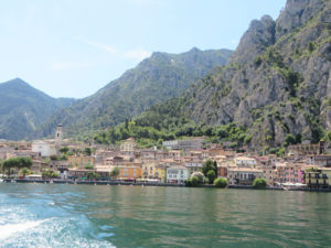 Incantevole Limone Sul Garda. Armonici riflessi sul lago