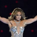 Jennifer Lopez, sexy tubino e cardigan cozy